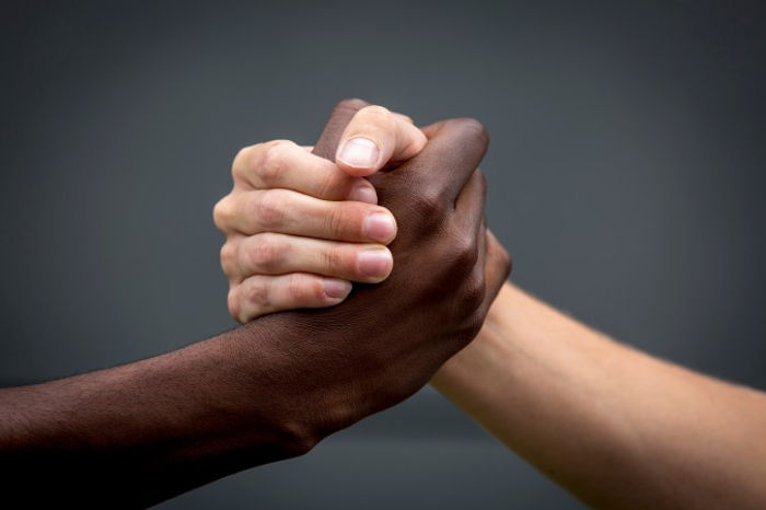 FACE AU RACISME.