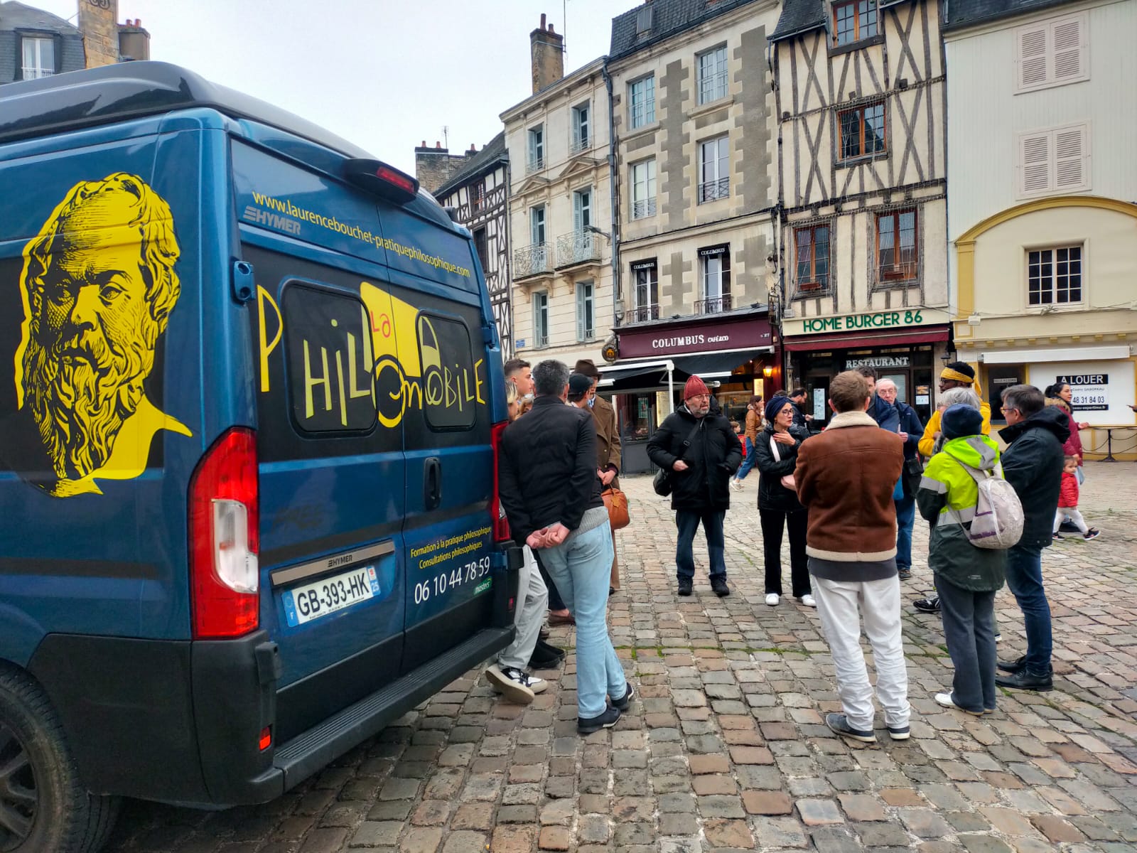 LE DIALOGUE PHILOSOPHIQUE DANS LA RUE : UNE FORME DE THÉRAPIE SOCIALE