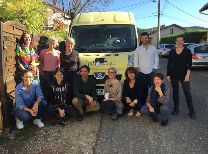 PORTRAIT DE FEMME EN PHILOSOPHE-CAMIONNEUSE