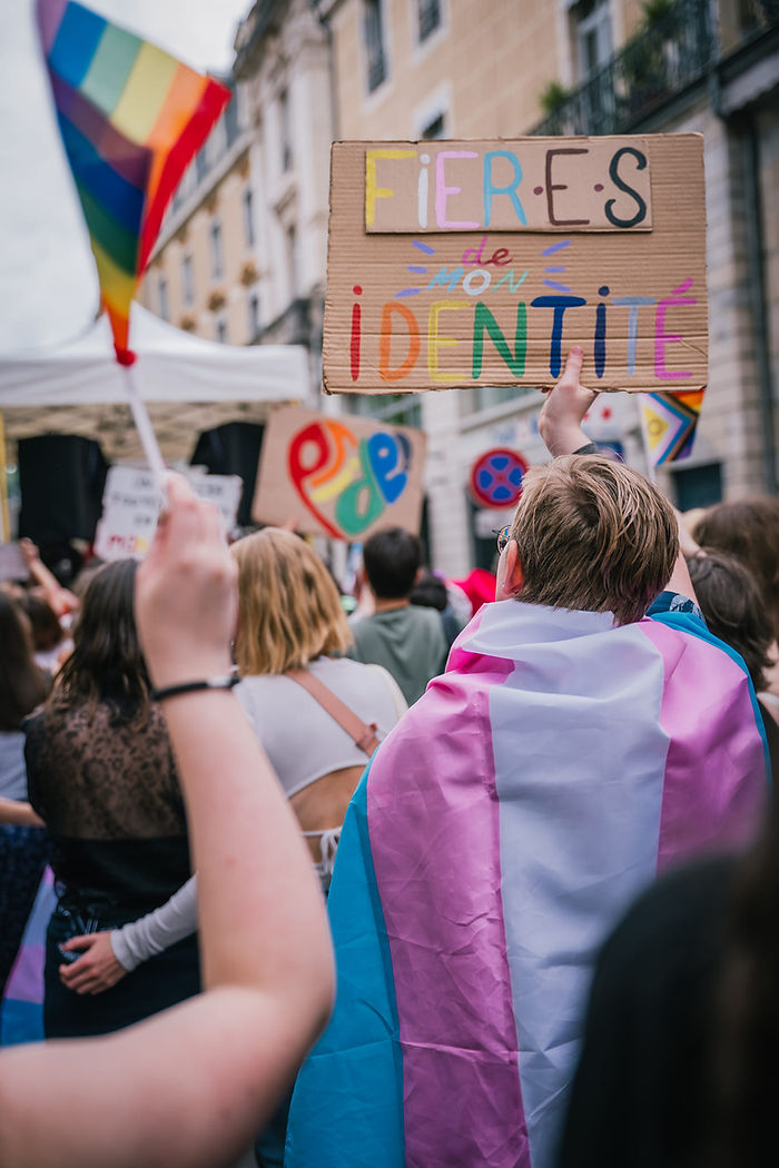 SE DÉFINIR, S'ENFERMER, S'AFFRONTER : LES IMPASSES IDENTITAIRES
